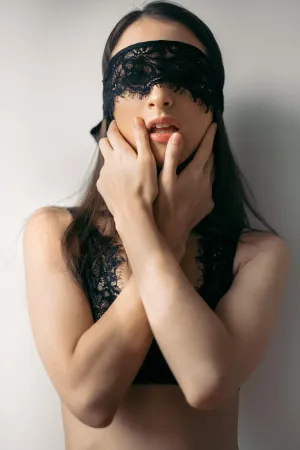 Malia Lace Blindfold